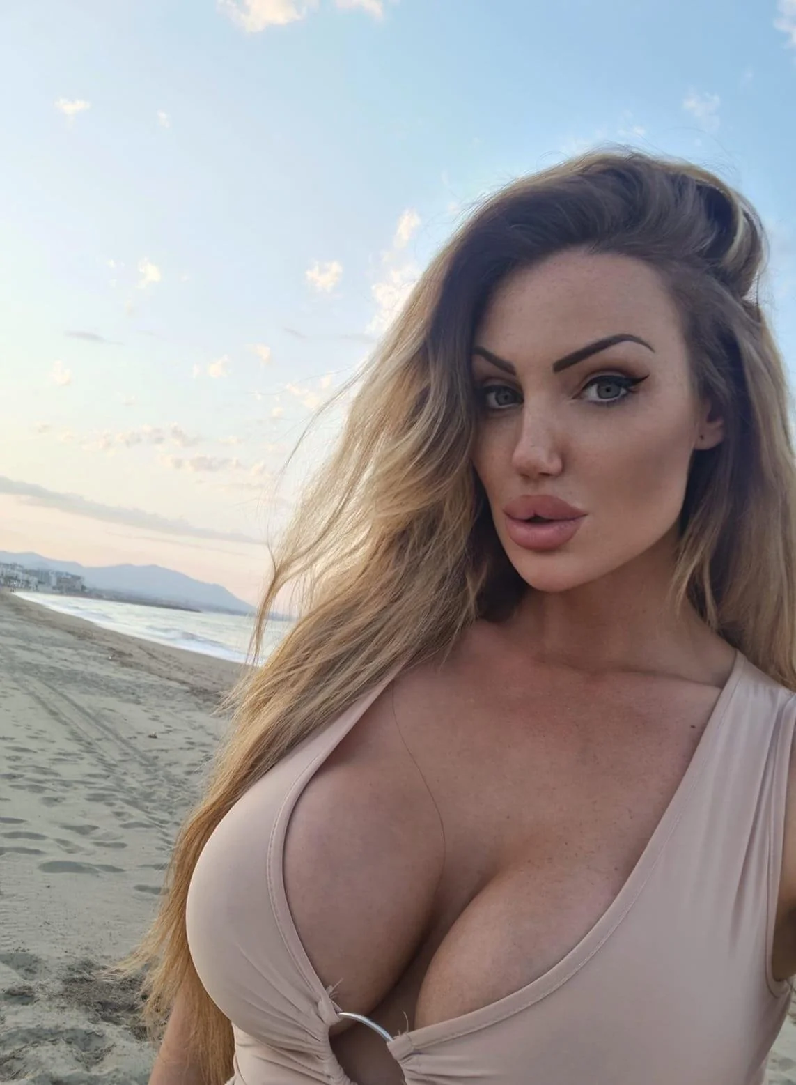 ChloéNeeHorny image 1